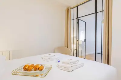 Un ou plusieurs lits dans un hébergement de l'établissement Magnifique appartement - 1BR-4P - Parc Montsouri