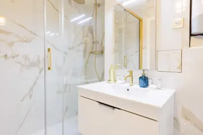 Salle de bains dans l'établissement Magnifique appartement - 1BR-4P - Parc Montsouri