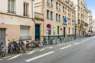 Vélo sur le terrain de l'établissement Studio du Trousseau - Welkeys ou dans les environs