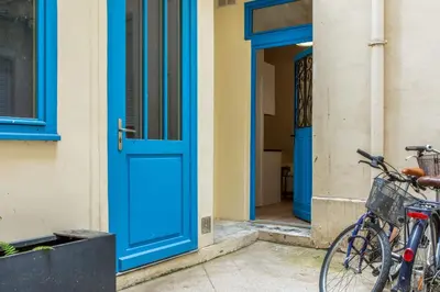 Vélo sur le terrain de l'établissement Studio du Trousseau - Welkeys ou dans les environs