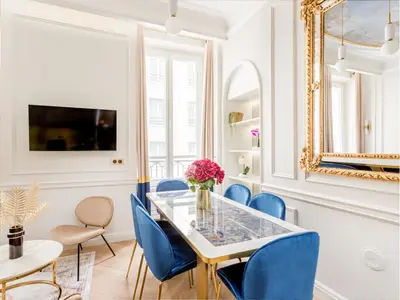 Télévision ou salle de divertissement dans l'établissement Merveil - Luxury Suite -Opera - Volney I