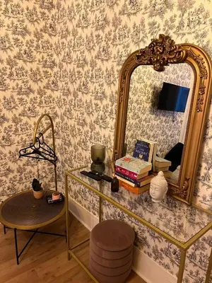 Télévision ou salle de divertissement dans l'établissement BLACK & WHITE - CHIC & PETIT MAISON- Pigalle 9eme