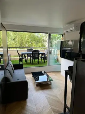 Télévision ou salle de divertissement dans l'établissement Studio à La Défense (climatisé, parking)