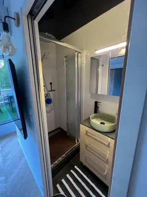 Salle de bains dans l'établissement Studio à La Défense (climatisé, parking)