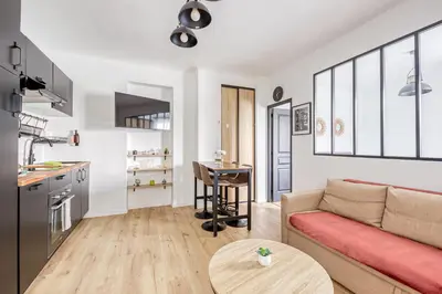 Cuisine ou kitchenette dans l'établissement Flex Check in - 4 ppl - Free Parking - AC - Wifi - Metro 7 et 14 à 6 min