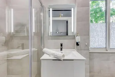 Salle de bains dans l'établissement Flex Check in - 4 ppl - Free Parking - AC - Wifi - Metro 7 et 14 à 6 min