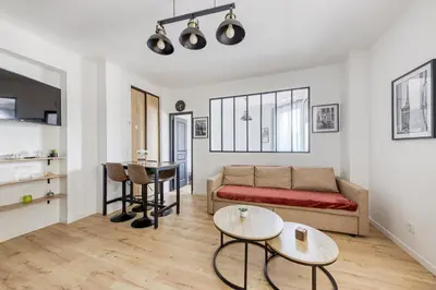 Coin salon dans l'établissement Flex Check in - 4 ppl - Free Parking - AC - Wifi - Metro 7 et 14 à 6 min