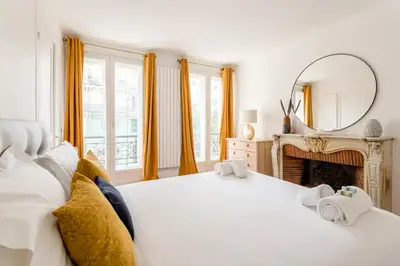 Un ou plusieurs lits dans un hébergement de l'établissement 8P - 3BR Le Marais Spacious - Central - Historic Apt