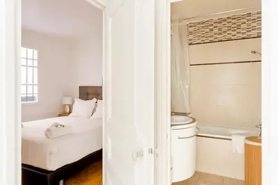 Un ou plusieurs lits dans un hébergement de l'établissement 8P - 3BR Le Marais Spacious - Central - Historic Apt