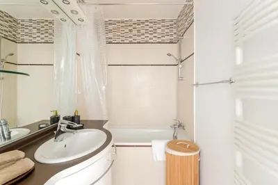 Salle de bains dans l'établissement 8P - 3BR Le Marais Spacious - Central - Historic Apt