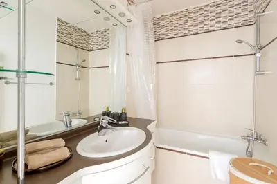 Salle de bains dans l'établissement 8P - 3BR Le Marais Spacious - Central - Historic Apt