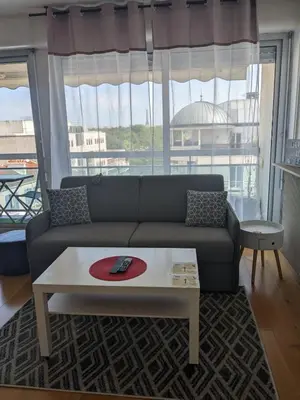 Coin salon dans l'établissement Superbe STUDIO (28m2) avec terrasse / vue TOUR EIFFEL / PUTEAUX