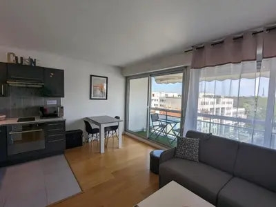 Cuisine ou kitchenette dans l'établissement Superbe STUDIO (28m2) avec terrasse / vue TOUR EIFFEL / PUTEAUX