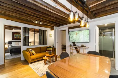 Télévision ou salle de divertissement dans l'établissement Opéra-Madeleine 2 bedrooms