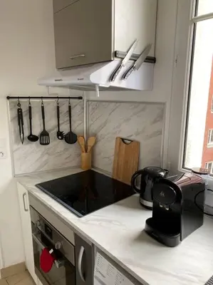 Cuisine ou kitchenette dans l'établissement Charmant appartement cosy 2 pièces Paris 15e