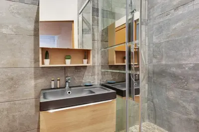 Salle de bains dans l'établissement Appartement Élégant & Spacieux - 3BR-6P - Républiq