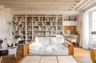 Bibliothèque dans l'appartement