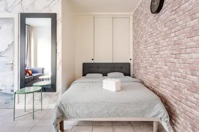 Un ou plusieurs lits dans un hébergement de l'établissement Chic 16th Arr Studio King Bed Private Mews Access