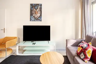 Télévision ou salle de divertissement dans l'établissement Chic 16th Arr Studio King Bed Private Mews Access