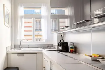 Cuisine ou kitchenette dans l'établissement Chic 16th Arr Studio King Bed Private Mews Access