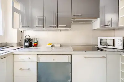 Cuisine ou kitchenette dans l'établissement Chic 16th Arr Studio King Bed Private Mews Access