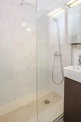 Salle de bains dans l'établissement Chic 16th Arr Studio King Bed Private Mews Access