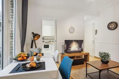 Cuisine ou kitchenette dans l'établissement Modern flat in Paris - Heart of XVIème