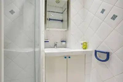 Salle de bains dans l'établissement Modern flat in Paris - Heart of XVIème