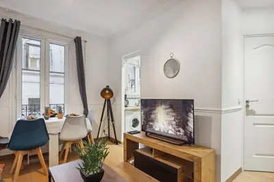 Télévision ou salle de divertissement dans l'établissement Modern flat in Paris - Heart of XVIème
