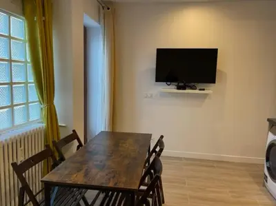 Télévision ou salle de divertissement dans l'établissement Paris Nordmann superbe appartement 2 pièces