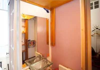 Salle de bains dans l'établissement Bien situe