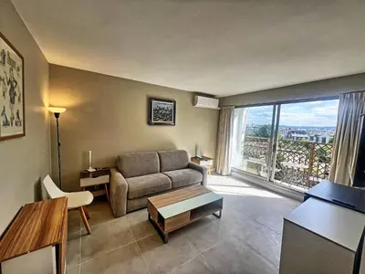 Coin salon dans l'établissement Terrace one bedroom lacoste