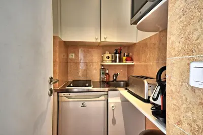 Cuisine ou kitchenette dans l'établissement Terrace one bedroom lacoste