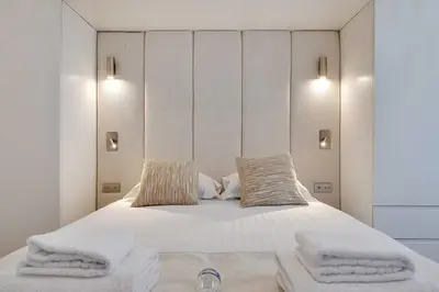 Un ou plusieurs lits dans un hébergement de l'établissement Chic apartment - 1BR-4P - République