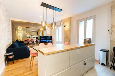 Télévision ou salle de divertissement dans l'établissement Loft 4 BR Montmartre Pigalle AC by LCC Agency