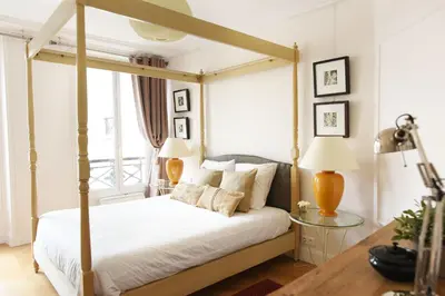 Un ou plusieurs lits dans un hébergement de l'établissement Sophisticated Gem in the Heart of Paris - 107m2