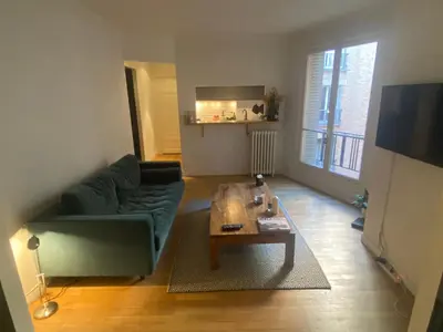 Télévision ou salle de divertissement dans l'établissement Petit coin de paradis Paris 16