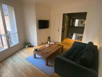 Télévision ou salle de divertissement dans l'établissement Petit coin de paradis Paris 16