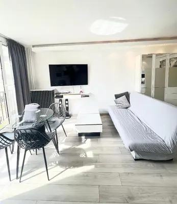 Télévision ou salle de divertissement dans l'établissement Apartment Like HOME Arc de Triomphe, Champs Élysées, Tour Eiffel