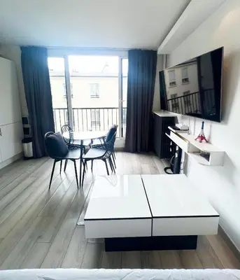 Télévision ou salle de divertissement dans l'établissement Apartment Like HOME Arc de Triomphe, Champs Élysées, Tour Eiffel