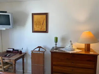 Télévision ou salle de divertissement dans l'établissement Charming flat just outside Paris w free Private Parking
