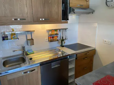 Cuisine ou kitchenette dans l'établissement Charming flat just outside Paris w free Private Parking