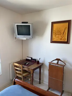 Télévision ou salle de divertissement dans l'établissement Charming flat just outside Paris w free Private Parking