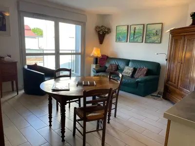 Coin salon dans l'établissement Charming flat just outside Paris w free Private Parking