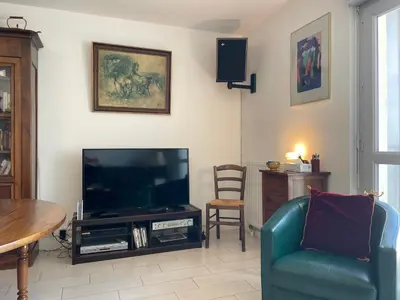 Télévision ou salle de divertissement dans l'établissement Charming flat just outside Paris w free Private Parking