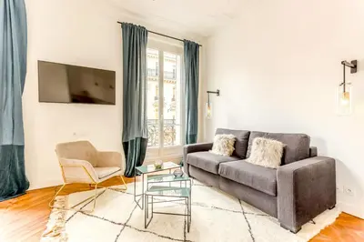 Coin salon dans l'établissement Habitat Parisien - 2BR-2BA - AC - Balcony - Opéra