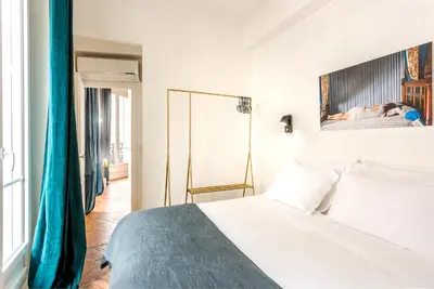 Un ou plusieurs lits dans un hébergement de l'établissement Habitat Parisien - 2BR-2BA - AC - Balcony - Opéra