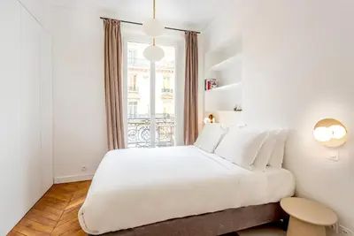 Un ou plusieurs lits dans un hébergement de l'établissement Habitat Parisien - 2BR-2BA - AC - Balcony - Opéra