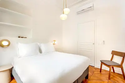 Un ou plusieurs lits dans un hébergement de l'établissement Habitat Parisien - 2BR-2BA - AC - Balcony - Opéra