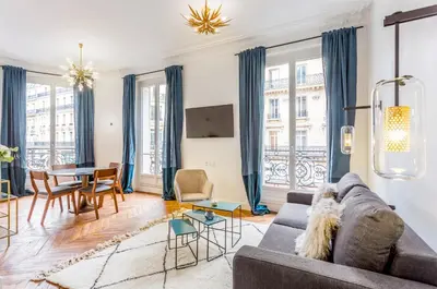 Coin salon dans l'établissement Habitat Parisien - 2BR-2BA - AC - Balcony - Opéra